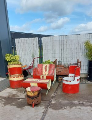 Unieke meubelset gemaakt van oliedrums van het merk Pertamina