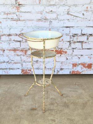 Metalen Hongaarse Wastafel Met Emaille Waskom