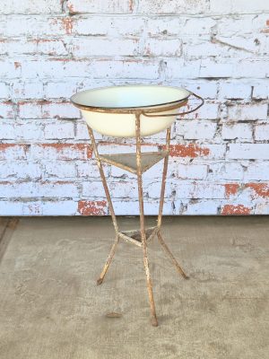 Metalen Hongaarse Wastafel Met Emaille Waskom