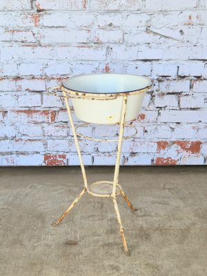 Metalen Hongaarse Wastafel Met Emaille Waskom