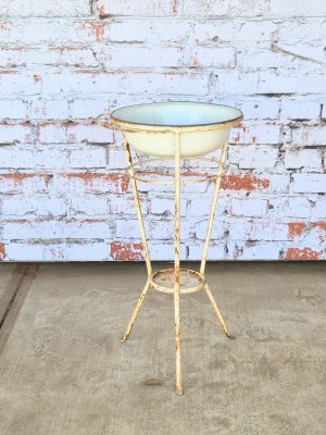 Metalen Hongaarse Wastafel Met Emaille Waskom