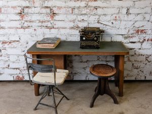 Vintage houten bureau met groen werkblad