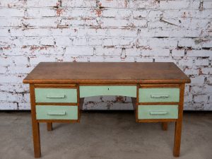 Vintage houten bureau met mintgroene laden