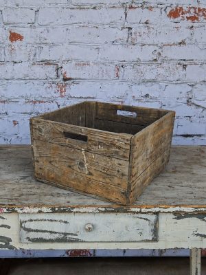 Vintage houten aardappelbakken met gaasbodem