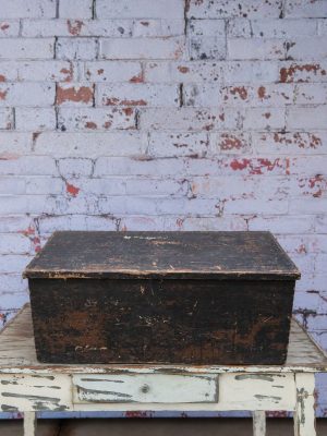 Vintage zwarte houten kist met originele details