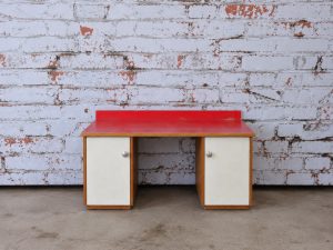 Vintage laag bureau/presentatiemeubel rood wit